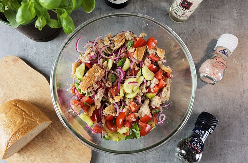 Panzanella - Video przepis na klasyczną toskańską sałatkę z czerstwego chleba
